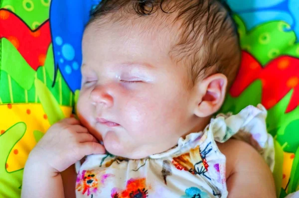 Dulce Niña Recién Nacida Caucásica Durmiendo Una Cama Con Ropa —  Fotos de Stock