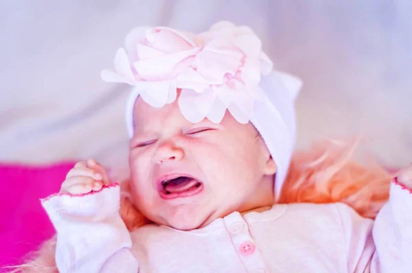 Dolce Adorabile Neonato Caucasico Che Piange Lacrime Bambino Immagine Concetto — Foto Stock