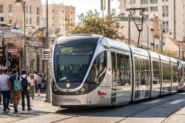 Kudüs, İsrail. 27 Eylül 2018. Hafif raylı sistem için bekleyen yolcular şehir Kudüs, Red Line Kudüs ışık demiryolu kavramı görüntünün Jaffo Road tramvay. Alstom Citadis 302.