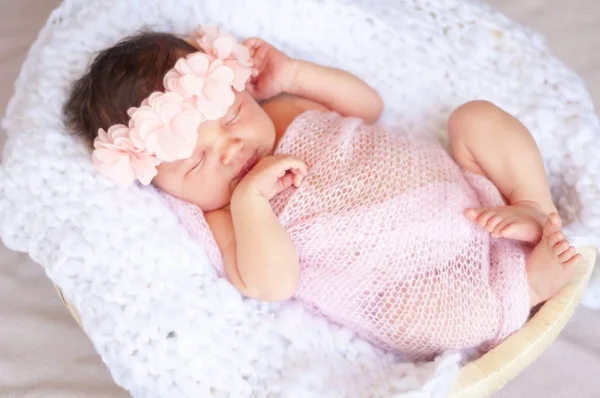 Niedliche Und Entzückende Neugeborene Kaukasische Mädchen Lächelnd Schlaf Rosafarbenes Stirnband — Stockfoto