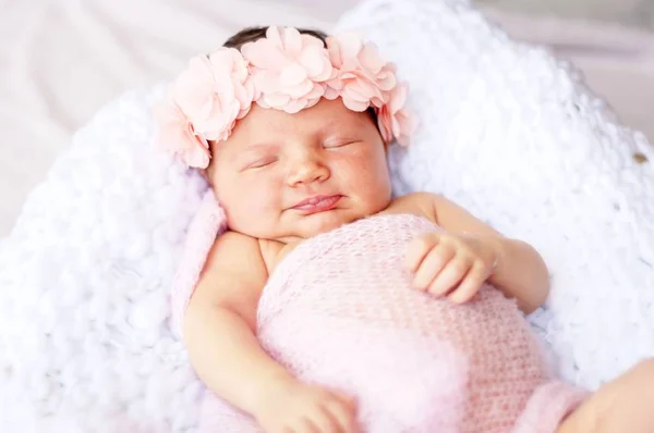 Süße Und Entzückende Freche Neugeborene Kaukasierin Die Schlaf Lächelt Rosafarbenes — Stockfoto