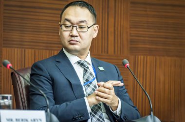 Astana, Kazakistan. 11 Ekim 2018. Yerzhan yaptı, Kazak politikacı, 2013 beri Kazakistan Dışişleri Bakan Yardımcısı. Dünya ve geleneksel dinlerin liderleri Kongresi'nde konuşan.