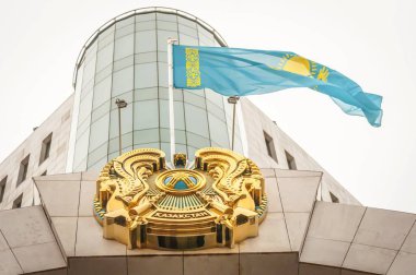 Astana, Kazakistan. 12 Ekim 2018. Kazakistan ve askeri üniformaları Kazakistan Astana şehir merkezinde inşa Senato için ana giriş üzerinden bayrağı. Kazakistan Cumhuriyeti Devlet Parlamento kavramı görüntü.