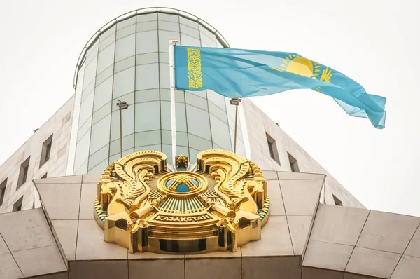 Astana Kazachstan Października 2018 Flaga Kazachstanu Herb Nad Głównym Wejściem — Zdjęcie stockowe