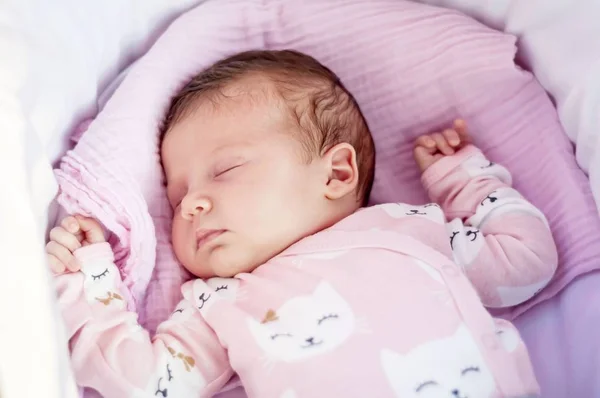 Süßes Kaukasisches Neugeborenes Das Der Wiege Oder Kinderwagen Schläft Babyschlafkonzept — Stockfoto