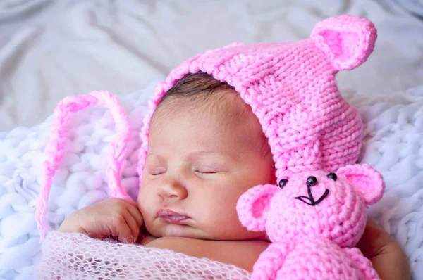 Χαριτωμένο Αξιολάτρευτο Γλυκό Νεογέννητο Βρέφος Κορίτσι Ένα Ροζ Αστείο Καπέλο — Φωτογραφία Αρχείου