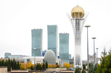 Astana, Kazakistan. 12 Ekim 2018. Astana şehir merkezinde ikonik Baiterek kulesi ile kazak başkenti görünümü. Bir anıt, gözetleme kulesi, ünlü turistik.