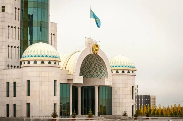 Astana Kazachstan Października 2018 Flaga Kazachstanu Herb Nad Głównym Wejściem — Zdjęcie stockowe