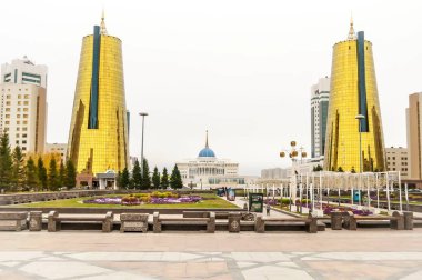 Astana, Kazakistan. 11 Ekim 2018. Astana Altun Orda iş merkezi ile arka planda Ak orda Başkanlık Konutu. 