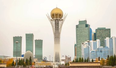 Astana, Kazakistan. 12 Ekim 2018. Astana şehir merkezinde ikonik Baiterek kulesi ile kazak başkenti görünümü. Bir anıt, gözetleme kulesi, ünlü turistik.