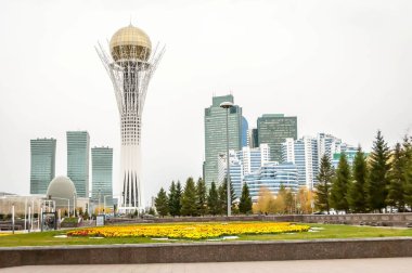 Astana, Kazakistan. 12 Ekim 2018. Astana şehir merkezinde ikonik Baiterek kulesi ile kazak başkenti görünümü. Bir anıt, gözetleme kulesi, ünlü turistik.