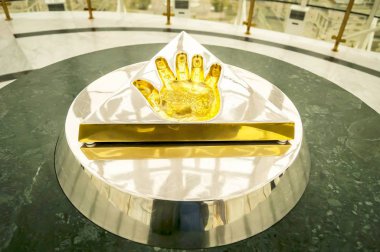 Astana, Kazakistan. 12 Ekim 2018. Kazakistan, Nursultan Nazarbayev üst kısmında merkezi Astana Bayterek kulede ilk başkanı el izi. 