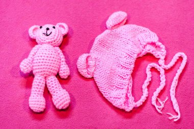 Pembe bir oyuncak ayı oyuncak ve yeni doğmuş bir kap üzerinde pembe bir arka plan, bir kavramı doğmuş bir bebek için yeni doğan bebek kız fikir imal.