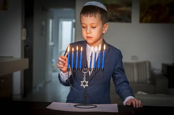 Aranyos Kaukázusi Zsidó Fiú Világító Gyertyák Egy Hagyományos Hanuka Menorah — Stock Fotó