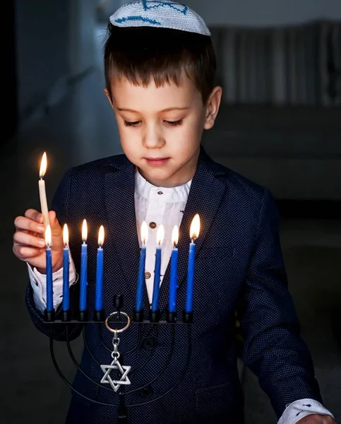 Una Imagen Vertical Niño Judío Caucásico Dulce Encendiendo Velas Fiesta — Foto de Stock