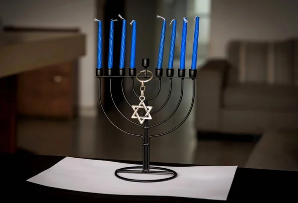 Traditionella Judiska Chanukah Menorah Kandelaber Med Åtta Blå Ljus Och — Stockfoto