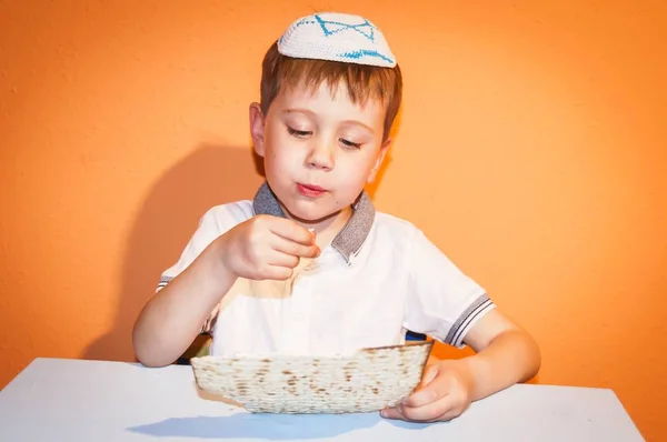 Söt Kaukasiska Judiska Barn Med Kippah Huvudet Äta Traditionella Kurdistan — Stockfoto