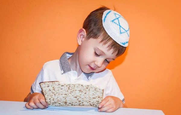 Söt Kaukasiska Judiska Barn Med Kippah Huvudet Att Röra Det — Stockfoto
