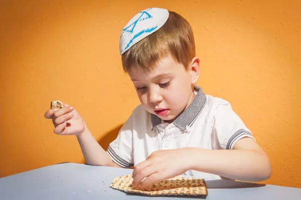 Mignon Enfant Juif Caucasien Avec Kippah Sur Tête Touchant Pain — Photo