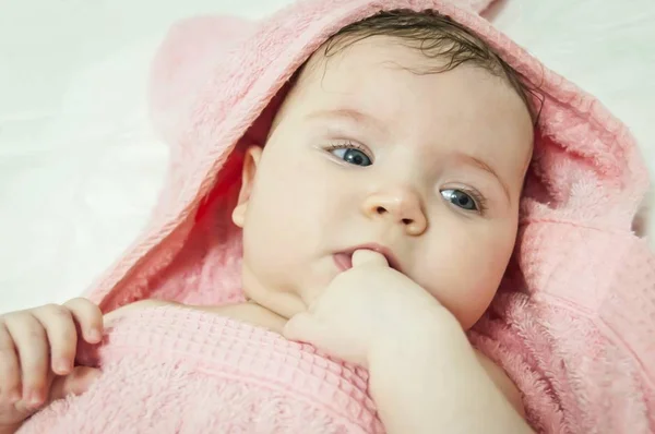 Tatlı Beyaz Yeni Doğan Aylık Bebek Kız Pembe Banyo Havlusu — Stok fotoğraf