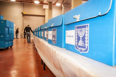 Shoham, İsrail. 24 Şubat 2015. Yirminci Knesset için parlamento seçimleri öncesinde Merkez Seçim Komitesi ana ofis içinde Idf için Mavi oy kutuları. İsrail Merkez Seçim Komitesi kavram imajı. 
