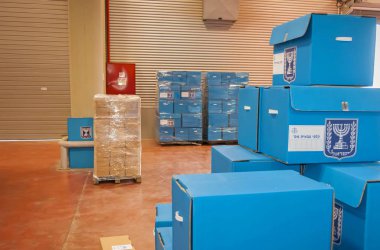 Shoham, İsrail. 24 Şubat 2015. Yirminci Knesset için parlamento seçimleri öncesinde Merkez Seçim Komitesi ana ofis içinde Idf askerler için mavi oy sandıkları. İsrail Merkez Seçim Komitesi kavram imajı. 