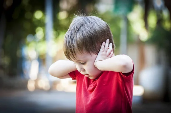 Niño Autista Años Con Una Camisa Roja Cerrando Las Orejas —  Fotos de Stock