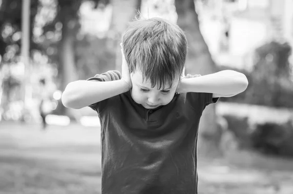 Søte Hvite Barn Som Lukker Ørene Med Hendene Stress Fortvilelse – stockfoto