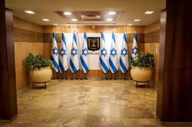 Kudüs, İsrail. 3 Nisan 2016. Armasının içinde Konuk girişinde İsrail Parlamentosu (Knesset) ve İsrail bayrakları. Knesset kavramı görüntü, parlamento seçimleri illüstrasyon