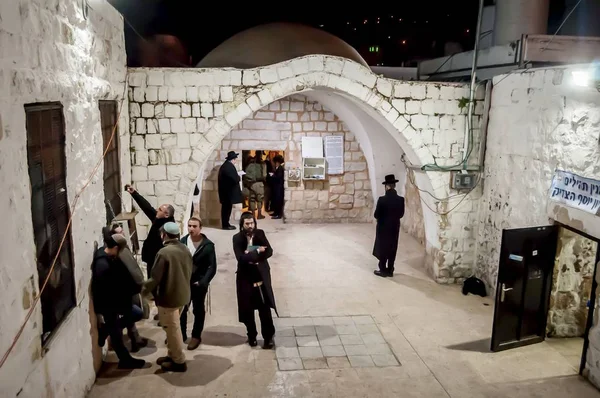 シケム ナーブルス パレスチナ 2019 ユダヤ人の巡礼者は パレスチナの町ナブルスの真っ只中のヨセフの墓に到着します この場所はまたとして知られている歴史のシケムまたはシカールです — ストック写真