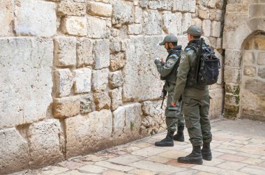 Kudüs, İsrail. 15 Şubat 2019. İsrail sınır polisi Magav memurları küçük Western duvara dua. Hakotel Hakatan veya küçük Kotel bir Yahudi dini site olarak da bilinen.