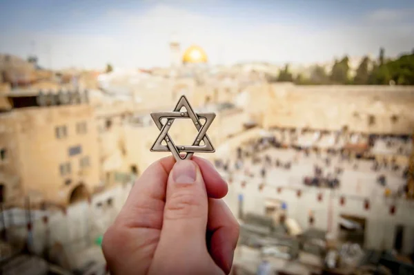 エルサレム イスラエル 2019 ダビデの星 エルサレム旧市街のユダヤ人の神殿の西壁に対してユダヤ人の宗教的なシンボルを持つ手 シオン主義ユダヤ教コンセプト イメージ — ストック写真