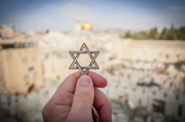 エルサレム イスラエル 2019 ダビデの星 エルサレム旧市街のユダヤ人の神殿の西壁に対してユダヤ人の宗教的なシンボルを持つ手 シオン主義ユダヤ教コンセプト イメージ — ストック写真