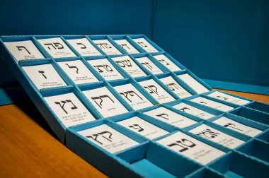 Rosh HaAyin, Israil. 24 Şubat 2015. Merkez Seçim Komitesi 'Nden önce siyasi partiler ve oy kutuları isimleri ile oylama öncesi parlamento seçimleri için yirminci Knesset.