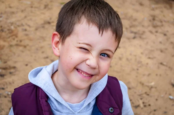 Bonito Menino Caucasiano Seis Sete Anos Idade Ensino Fundamental Olhar — Fotografia de Stock