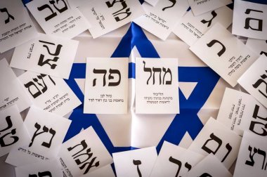 Holon, Israil. 9 Nisan 2019. Israil parlamento seçimlerinde iki ana rakip siyasi partilerin Ballot kağıtları 21 Knesset 2019: mavi ve beyaz (Kahol Lavan) ve Likud. 