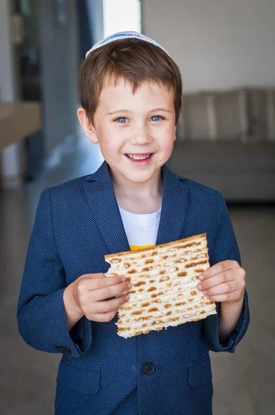 Elinde Geleneksel Yahudi Matzo Mayasız Ekmek Bir Parça Tutan Sevimli — Stok fotoğraf