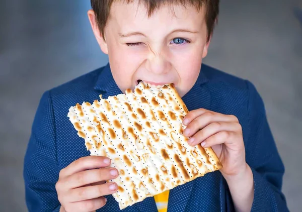 Sevimli Kafkas Yahudi çocuk geleneksel Yahudi matzo mayasız ekmek bir ısırık alarak. Yahudi Hamurfazlapesach kavramı görüntü. Pesach çocuk stok görüntü.