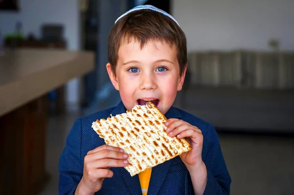 Söt Kaukasiska Barn Kalott Tugga Från Traditionell Judisk Matzo Osyrat — Stockfoto