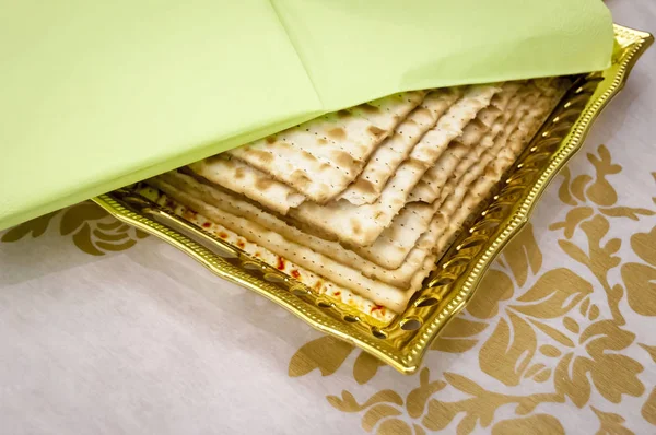 Mehrere Stücke Matzoh Traditionelles Jüdisches Ungesäuertes Brot Auf Einem Teller — Stockfoto