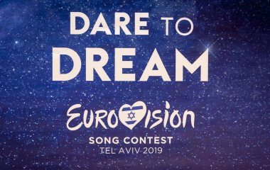 Tel Aviv, İsrail. Mayıs 11, 2019. Tel Aviv'in merkezinde düzenlenen uluslararası Eurovision şarkı yarışmasının resmi logosunun yer alan bir sokak tabelası. Eurovision 2019 konsepti, Hayal etmeye cesaret.