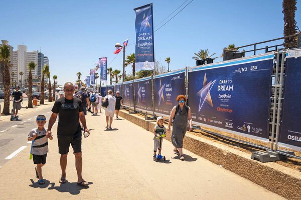 ТЕЛЬ-АВИВ, ИЗВЕСТИЯ. 11 мая 2019 года. Люди интересуются подготовкой к международному конкурсу "Евровидение" в деревне Евровидение в центре Тель-Авива. Концепция "Евровидения-2019", осмелюсь мечтать
