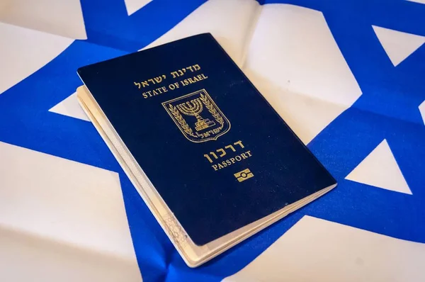 Passaporto Blu Dello Stato Israele Sulla Bandiera Israeliana Sullo Sfondo — Foto Stock