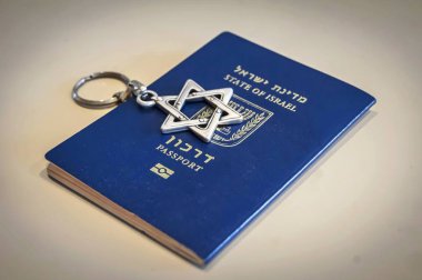 Üzerinde David'in Yıldızı anahtarlık lı beyaz arka plan üzerinde İsrail Devleti'nin mavi pasaportu. İsrail vatandaşlık kavramı, İsrail biyometrik (darkon) pasaport açıklayıcı görüntü. Dünya seyahati.