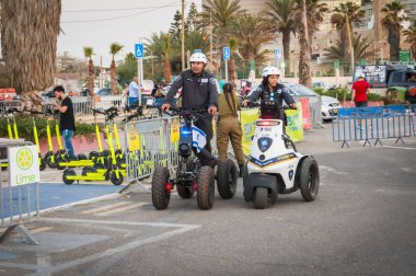 Tel Aviv, İsrail. 16 Mayıs 2019. İsrailli polis memurları atv scooter ve bisiklet ler üzerinde Eurovision şarkı yarışması yarı finalleri sırasında Tel Aviv'de Eurovision vizyon fan bölgesi için güvenlik sağlayan.