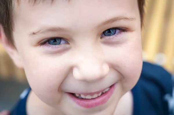 Menino Caucasiano Olhos Azuis Idade Escolar Elementar Olhando Para Imagem — Fotografia de Stock