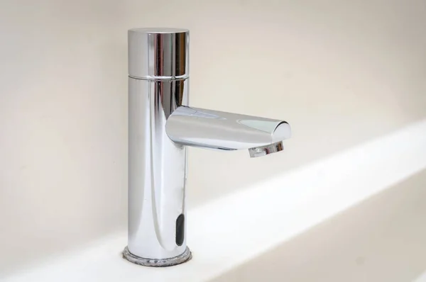Torneira Aço Design Moderno Fechado Banheiro Desperdício Água Salvar Conceito — Fotografia de Stock