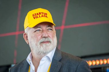 Skolkovo, Moskova, Rusya. 29 Mayıs 2019. Rus Yahudi işadamı Victor Vekselberg sarı şapkalı Skolkova Startup Village yıllık uluslararası yenilikler konferans açılış etkinliği konuşan.