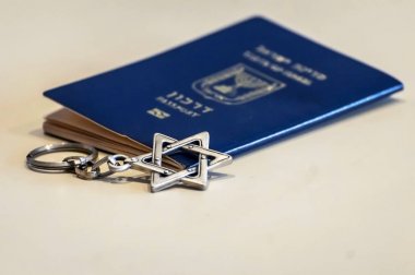 Yanında David'in Yıldızı anahtarlıklı İsrail Devleti'nin mavi pasaportu. İsrail vatandaşlık kavramı, İsrail biyometrik 