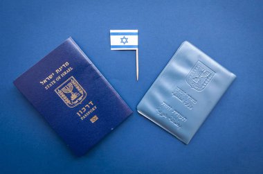 İsrail resmi belgeleri: İsrail pasaportu ve Israil küçük bir bayrağı ile koyu mavi bir arka plan üzerinde ulusal kimlik belgesi. İsrail Vatandaşlık kavramı